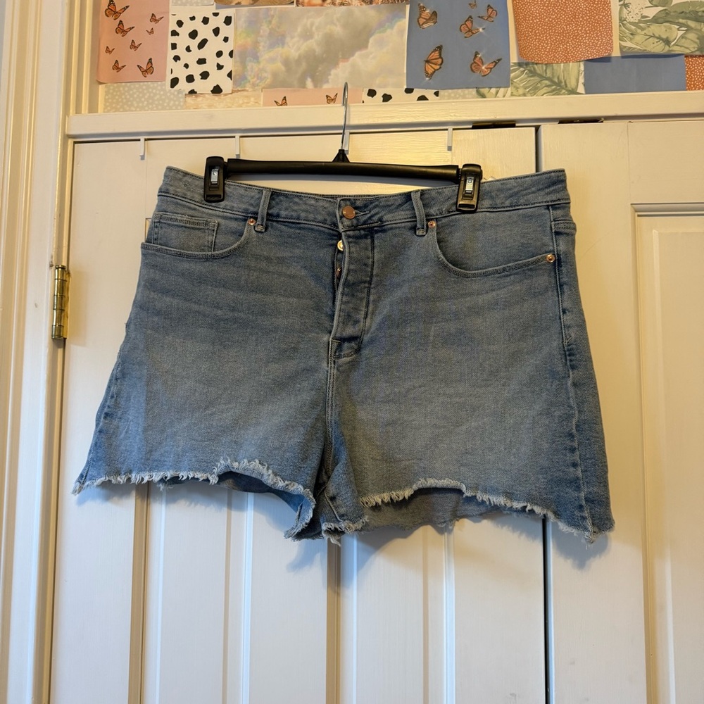 Good American Bombshell High Rise Frayed Hem Denim Jean Shorts Size 18